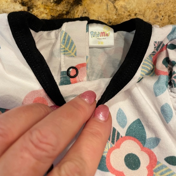 Free! 4-piece 0-3 month old clothing items - Picture 2 of 16